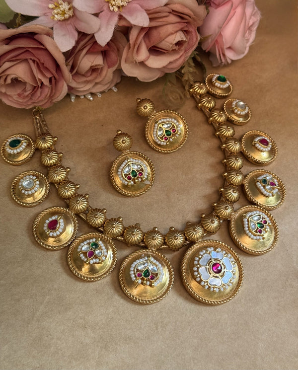 necklace image 0