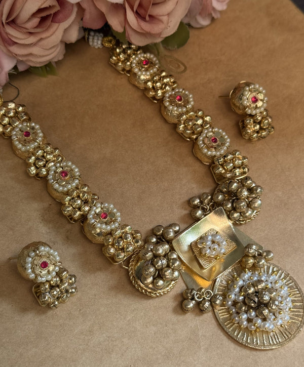 golden necklace image 0