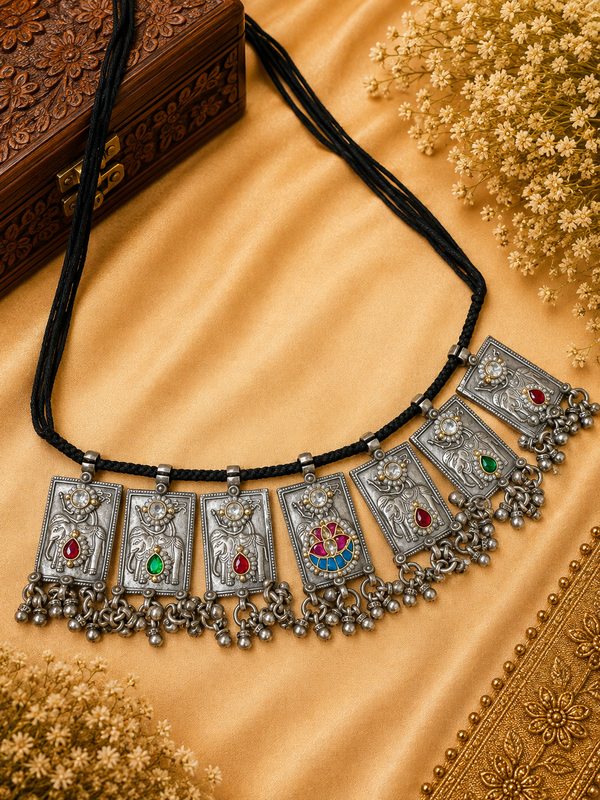 Hetive necklace