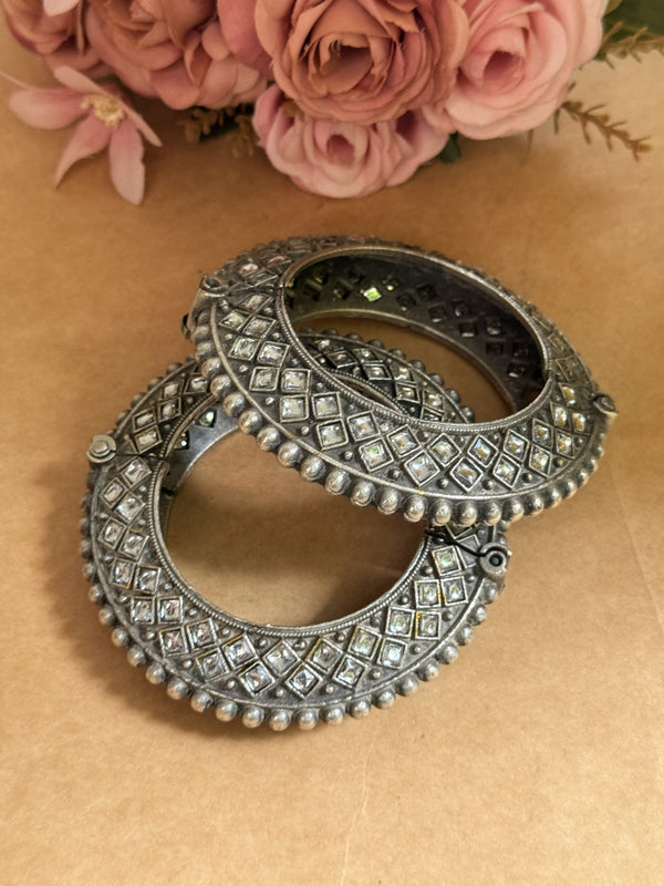 WHITE STONE KADA PAIR image 0