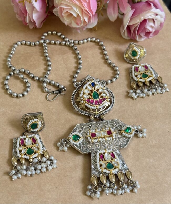 EKRAAR PACHI KUNDAN NECKLACE