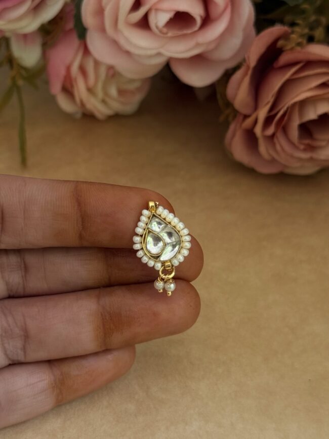 Kundan nose pin